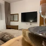To Door De Luxe Apartment